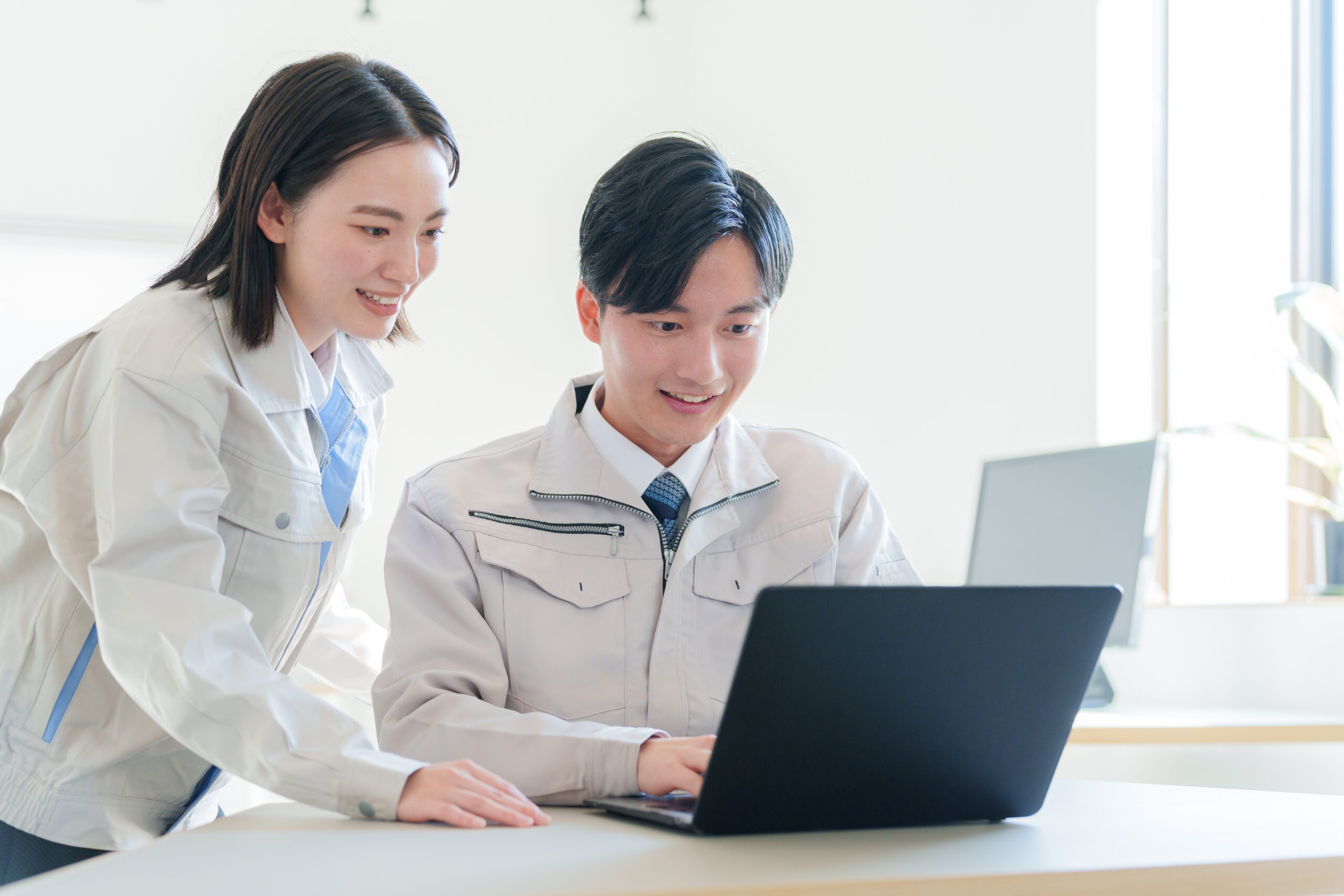 システムを確認する担当者のイメージ